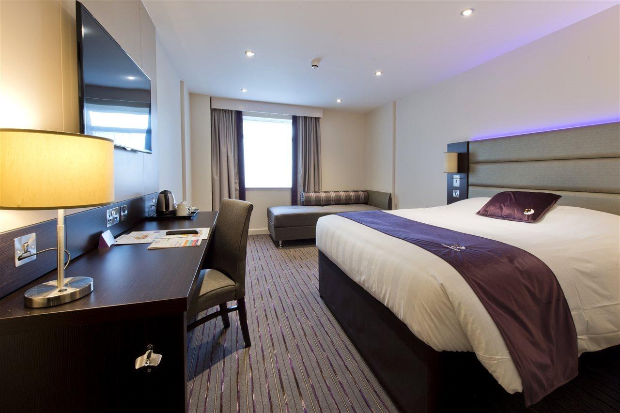 Premier Inn Newbury Town Centre Экстерьер фото